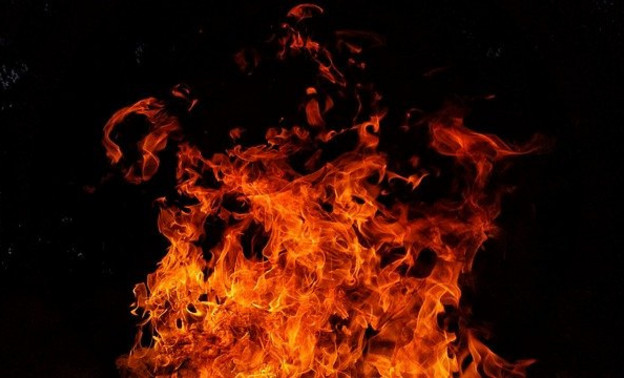 В Кирове два пожарных расчёта тушили горящую на Филейке свалку