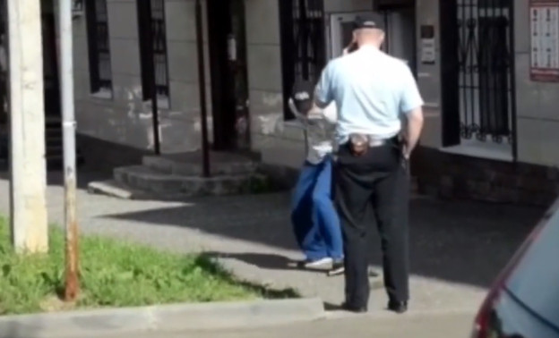 Появилось видео, как депутат из Слободского роняет муляж гранаты под ноги полицейскому