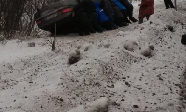 В Кировской области девушка вылетела на автомобиле в кювет и перевернулась