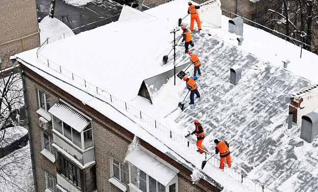 Глава администрации Кирова поручил усилить контроль за очисткой крыш