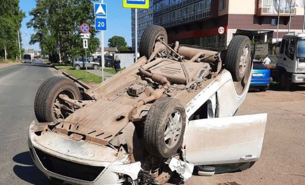 В Кирове две машины опрокинулись в результате ДТП