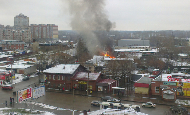 На улице Блюхера в Кирове горели хозяйственные постройки