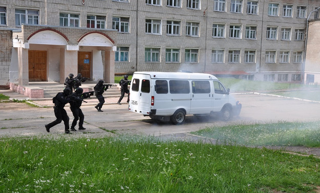 В Кировской области освободили «заложников» из школы