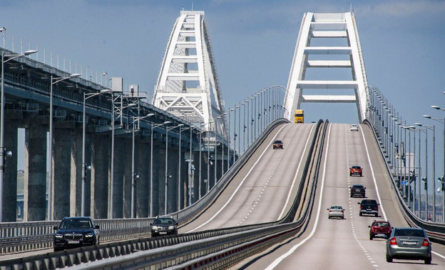 Движение по Крымскому мосту остановлено