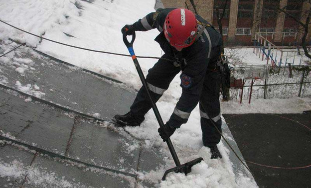 В центре Кирова во время очистки крыши от снега упал рабочий