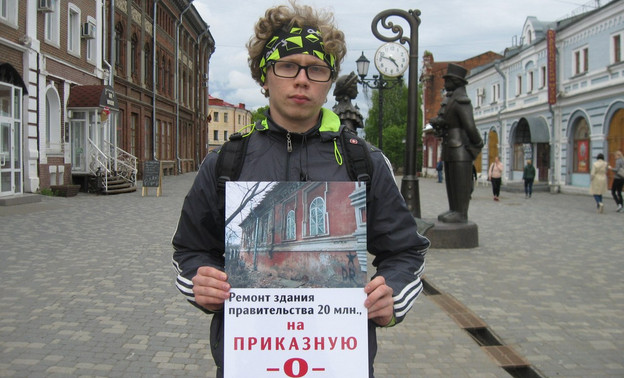 В Кирове прошли одиночные пикеты в поддержку восстановления Приказной избы и Вятской кунсткамеры