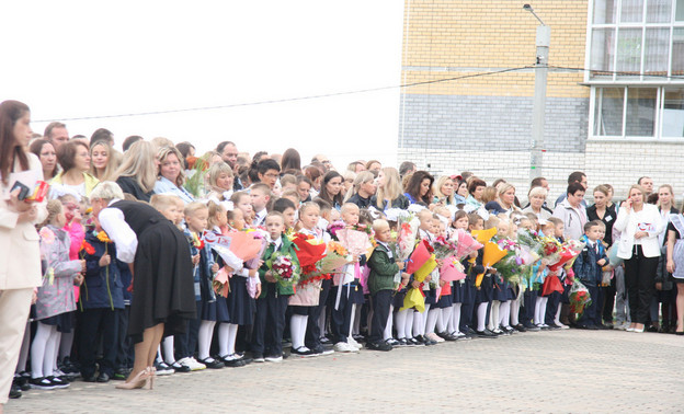 Оркестр, шары и врио губернатора: учеников 11-й школы поздравили с Днём знаний