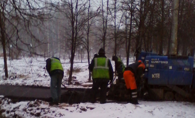 В Кочуровском парке уложили асфальт в снег