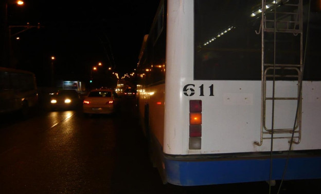 В Кирове женщине с ребёнком зажало руку в троллейбусе: мальчик выпал на дорогу