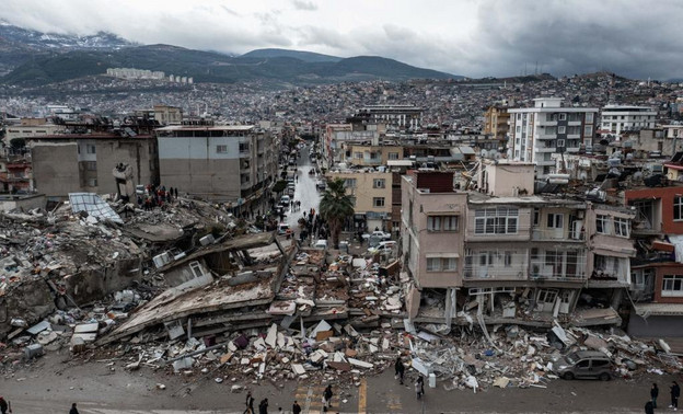 Для ликвидации последствий землетрясения в Турцию прибыли более ста российских спасателей
