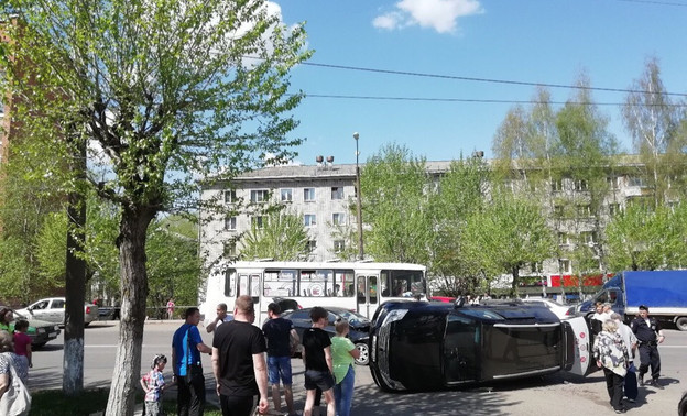 В Кирове на улице Лепсе перевернулся внедорожник