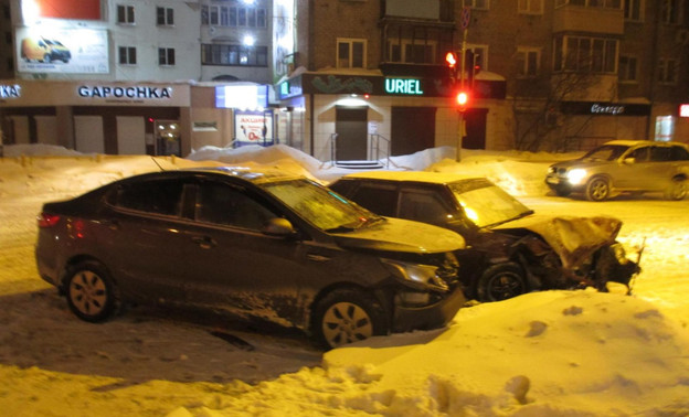 В Кирове ВАЗ не уступил дорогу и врезался в иномарку. Пострадали три человека