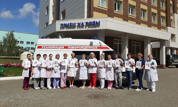 «Я Элина Сушкевич»: кировские врачи провели акцию в поддержку неонатолога, обвиняемой в убийстве младенца