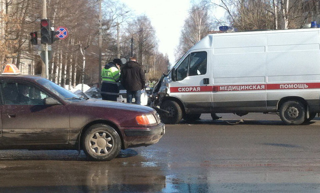 На перекрестке Ленина и Орловской столкнулись иномарка и карета «скорой помощи»