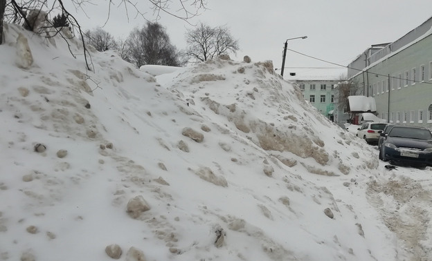 «Это связано с тем, что снег идёт»: Шульгин ответил на жалобы кировчан на высокие сугробы