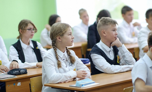 В кировских школах прошли первые внеурочные занятия «Разговоры о важном»