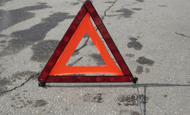 Три автомобиля попали в аварию на трассе в Кировской области