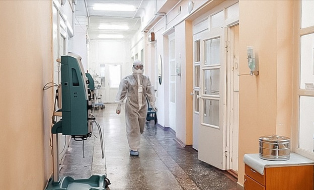 В России число умерших от коронавируса за сутки впервые перевалило за 900