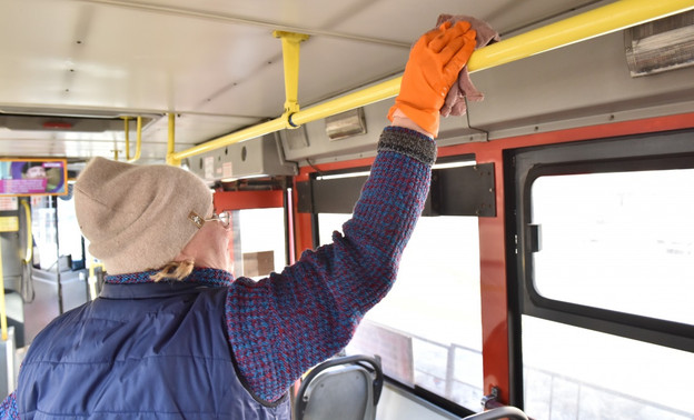 Салоны автобусов в Кирове начали дезинфицировать после каждого рейса