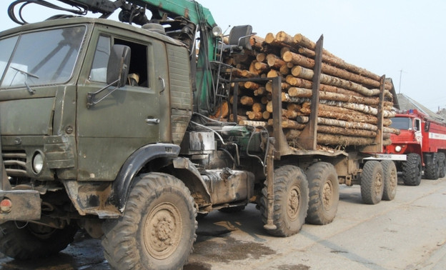 В Кировской области на ходу загорелся «КамАЗ»-лесовоз