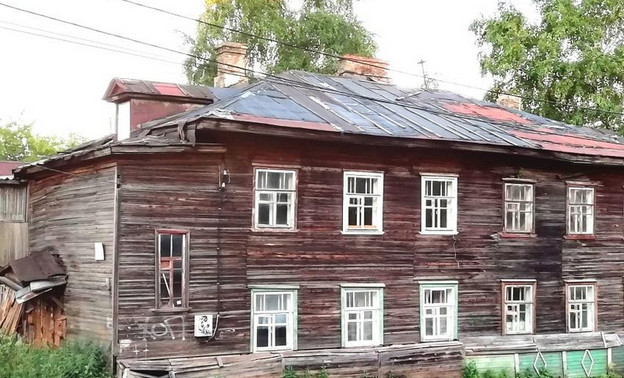 Только после вмешательства прокуратуры власти Немы снесли аварийный дом
