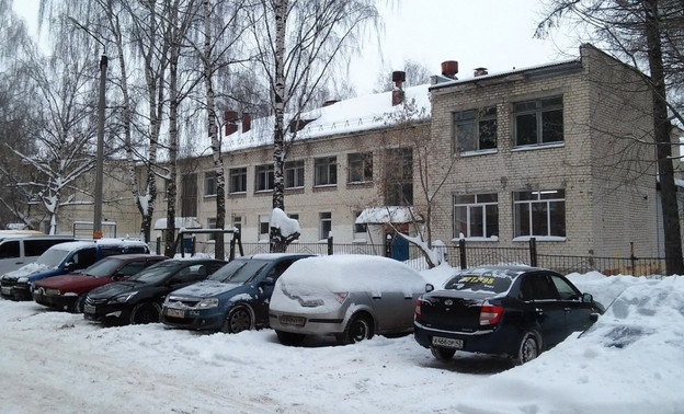 «Идите в баню». Ради открытия детского сада частную школу в Кирове выселяют из здания