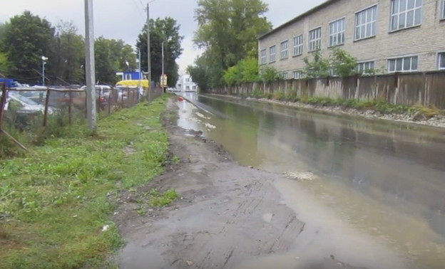 На улице Комсомольской, где недавно затопило новый асфальт, сделают ливнёвку