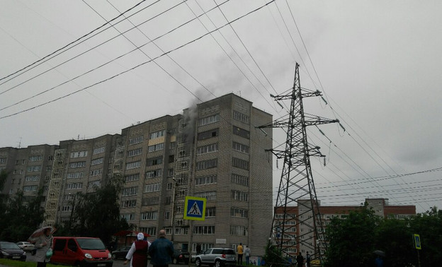 В Кирове жильцов горящего дома пришлось эвакуировать с 9-го этажа с помощью автолестницы