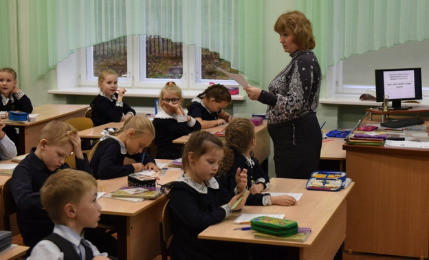 В Кирове из-за отказа вакцинироваться от коронавируса отстранили от работы 22 учителя