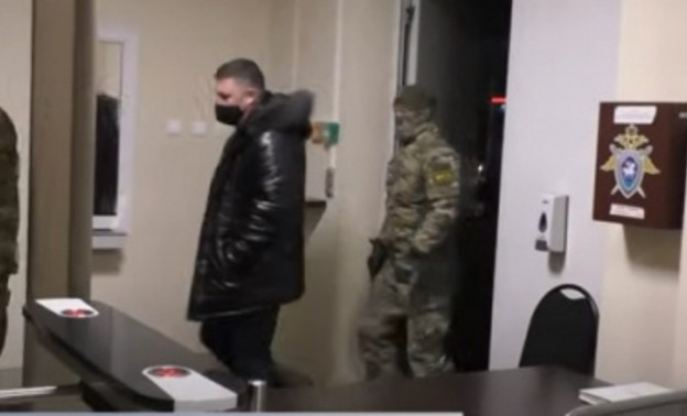 Экс-сотрудник полиции из Кировской области ответит за взятку и хищения