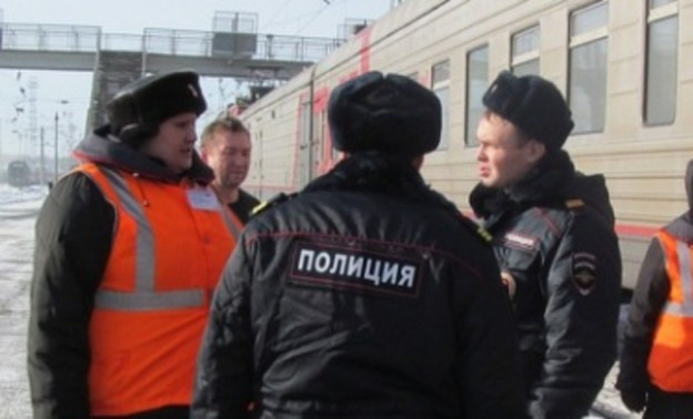 В Кирове с поезда сняли пьяного мужчину с ребёнком