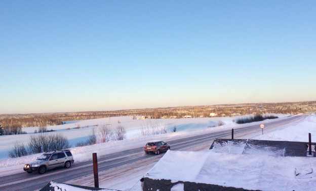 Кировские сотрудники МЧС спасли замерзающую на автодороге семью