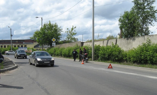 В Кирове мотоциклист врезался в столб: его увезли на скорой