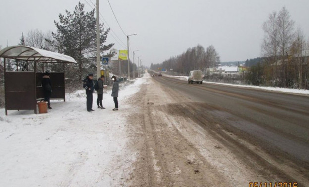 В Кирове водитель УАЗа сбил пешехода на остановке и скрылся