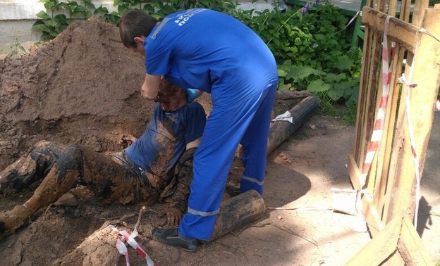 На Дерендяева мужчина упал в коммунальный раскоп