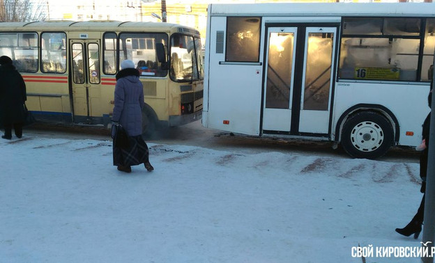 В Кирове на остановке «ПАЗик» врезался в соседний автобус