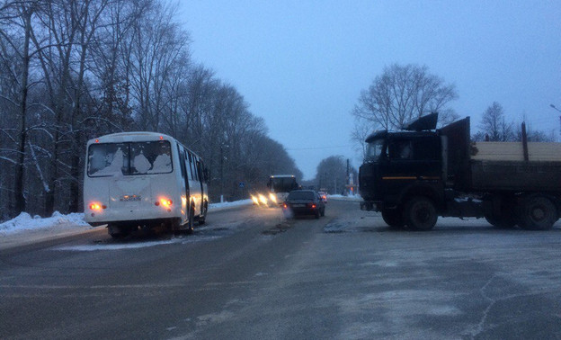 Вчера в Кирове грузовик протаранил пассажирский автобус