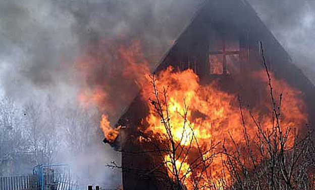 В Кировской области огонь уничтожил садовый дом