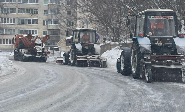 Кировским подрядчикам при уборке снега мешают припаркованные автомобили
