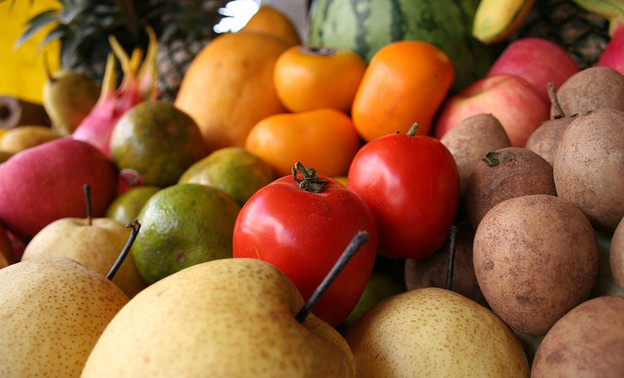 В Кирове в мусоросборочной машине раздавили 1,2 тонны санкционных фруктов и овощей