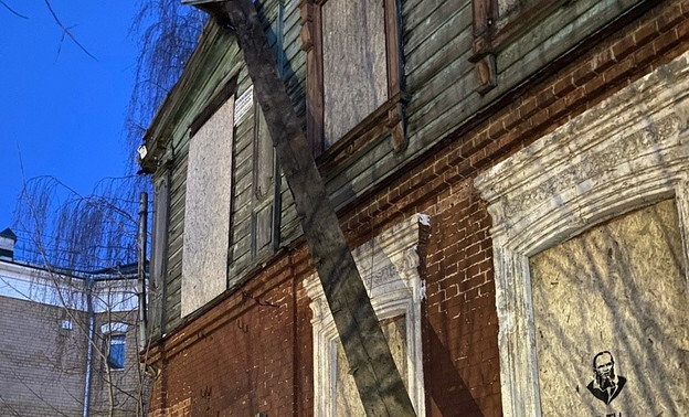 У векового дома в Кирове рухнула крыша
