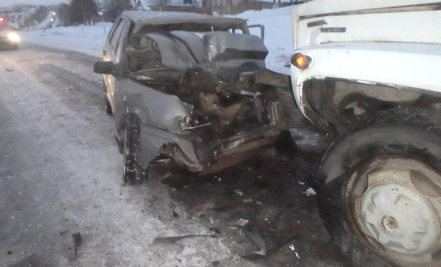 Молодой человек без прав врезался в грузовик в Кировской области