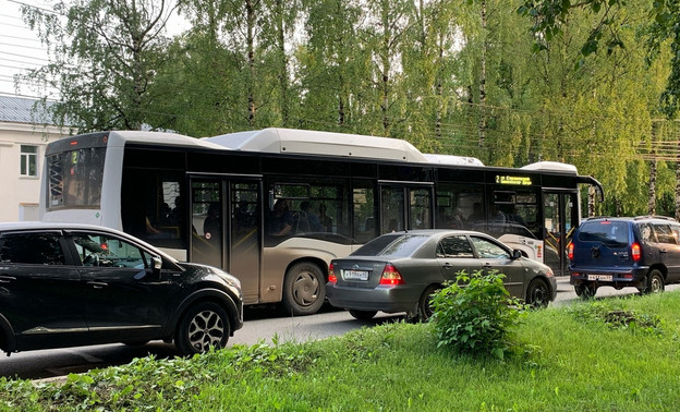 К местам захоронений в Кирове организуют специальные маршруты автобусов