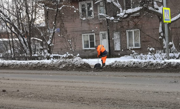 После уборки снега в Кирове тротуары оказываются непроходимыми