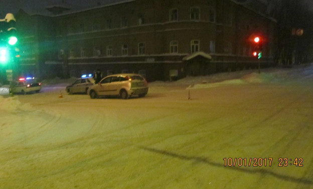 В Кирове под колесами иномарки оказалась 57-летняя женщина