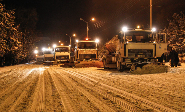 Внимание автомобилистов! В Кирове сегодня и завтра ночью будут убирать снег в центре, Юго-Западе и в районе Лепсе