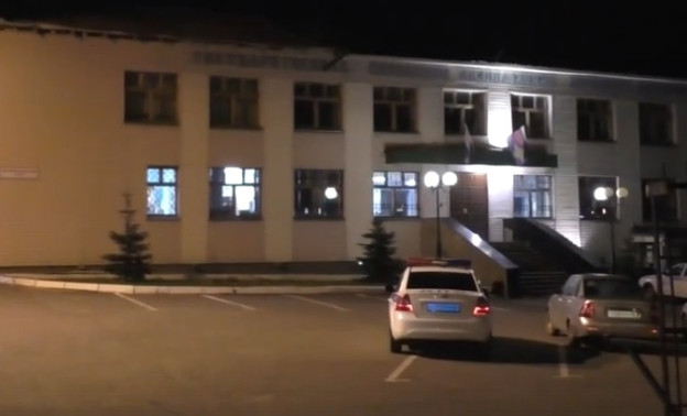 Мужчина ломился в здание ГИБДД в Кирове, заявляя, что это его дом