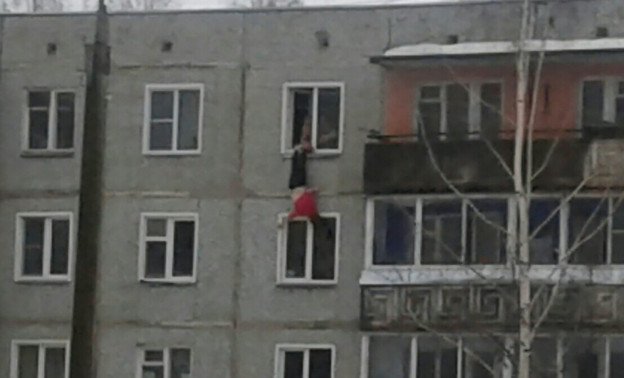 Стало известно, почему в Кирове девушку держали за ноги в окне многоэтажки (ВИДЕО)