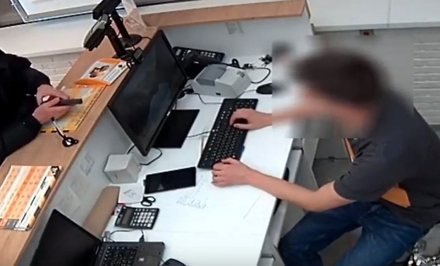 В Кирове вооруженный мужчина ограбил салон связи на Щорса