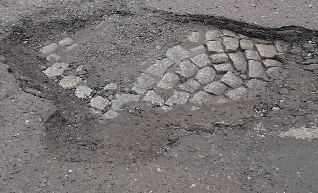 В центре Кирова в дорожной яме нашли столетнюю булыжную мостовую